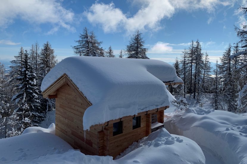 Schneebedeckte Sauna auf der Gerlitzen